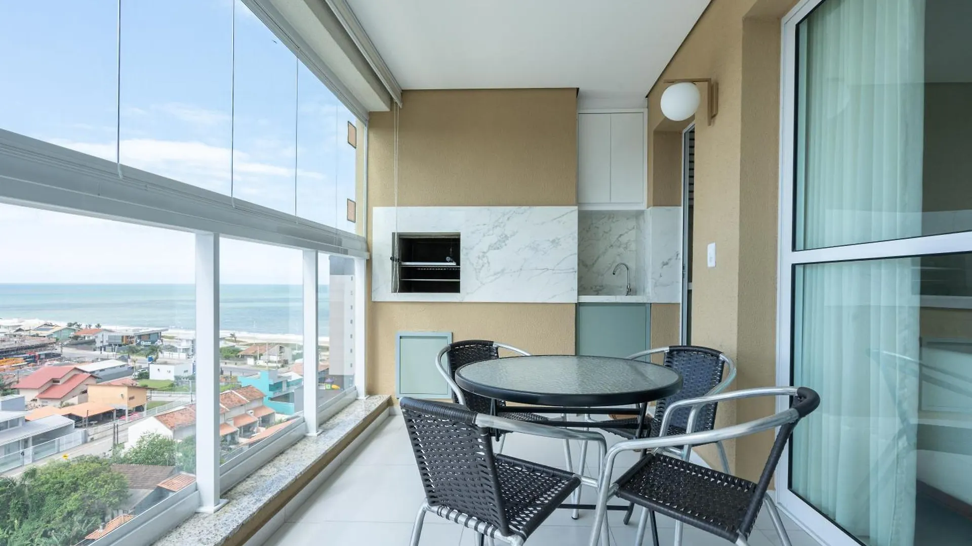 Apartamento Em Condominio Home Club, Ar-Condicionado, Cozinha Completa, Piscina E Jacuzzi Aquecida, Sauna, Academia, Quadra De Esportes Playground Infantil, Salao De Jogos A 40M Da Praia E 15Min Do Beto Carreiro Piçarras 0*,  Brazilië
